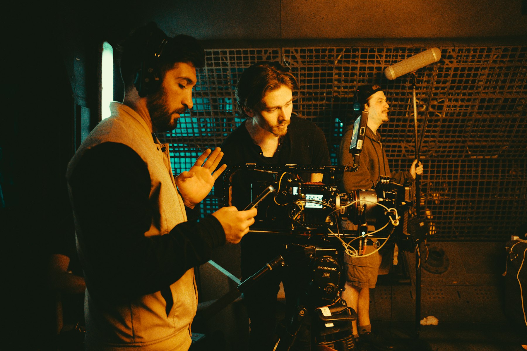 Equipo de filmación trabajando con cámara y micrófono boom