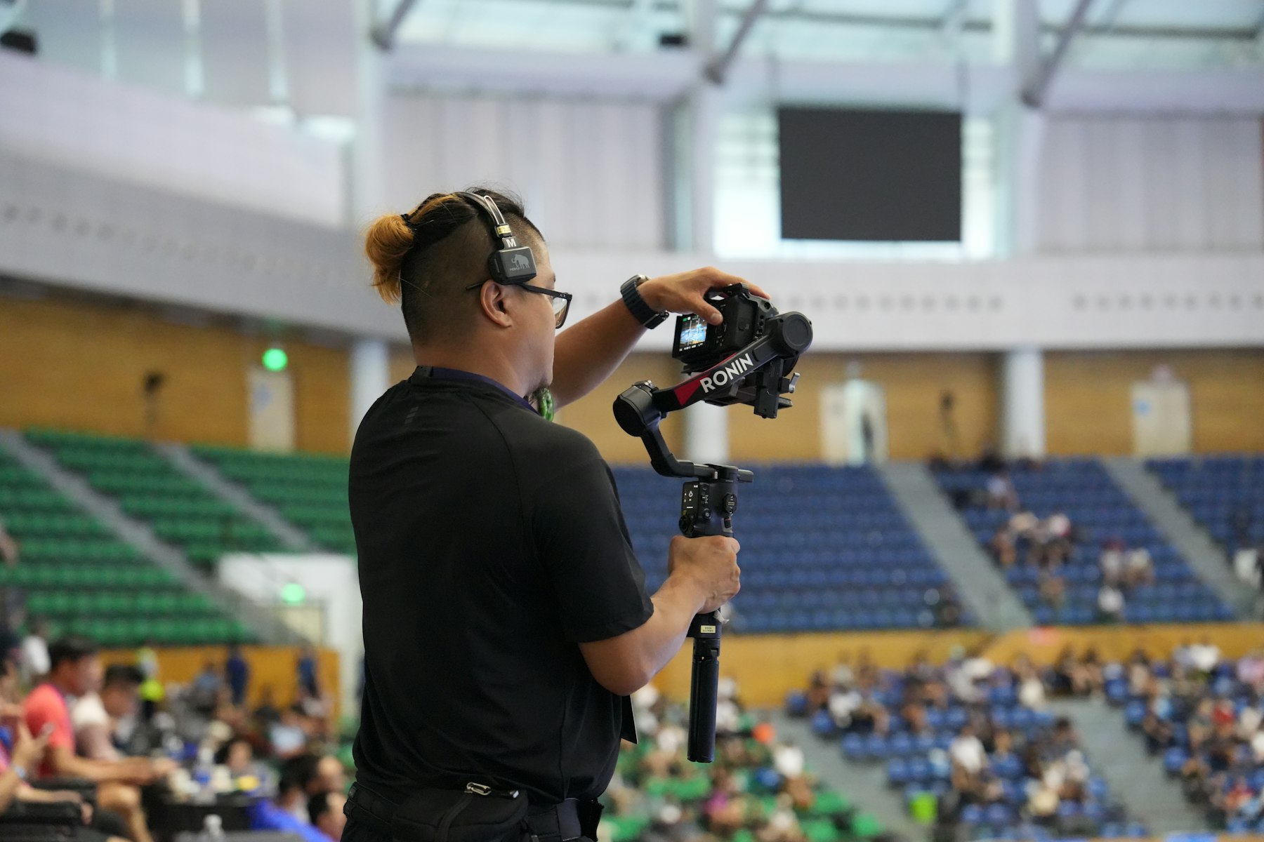 Camarógrafo usando estabilizador en evento