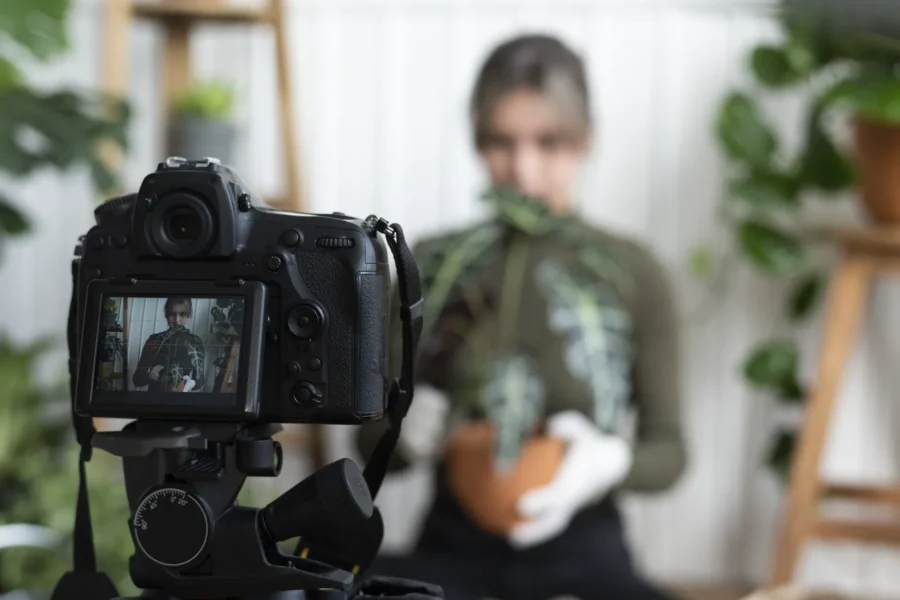 Cámara grabando entrevista en ambiente natural