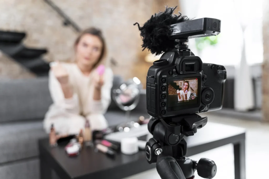 Cámara profesional grabando una entrevista