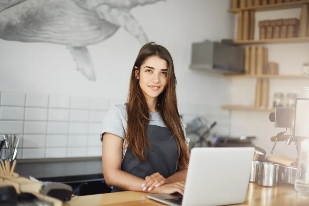 Emprendedora trabajando con computador portátil