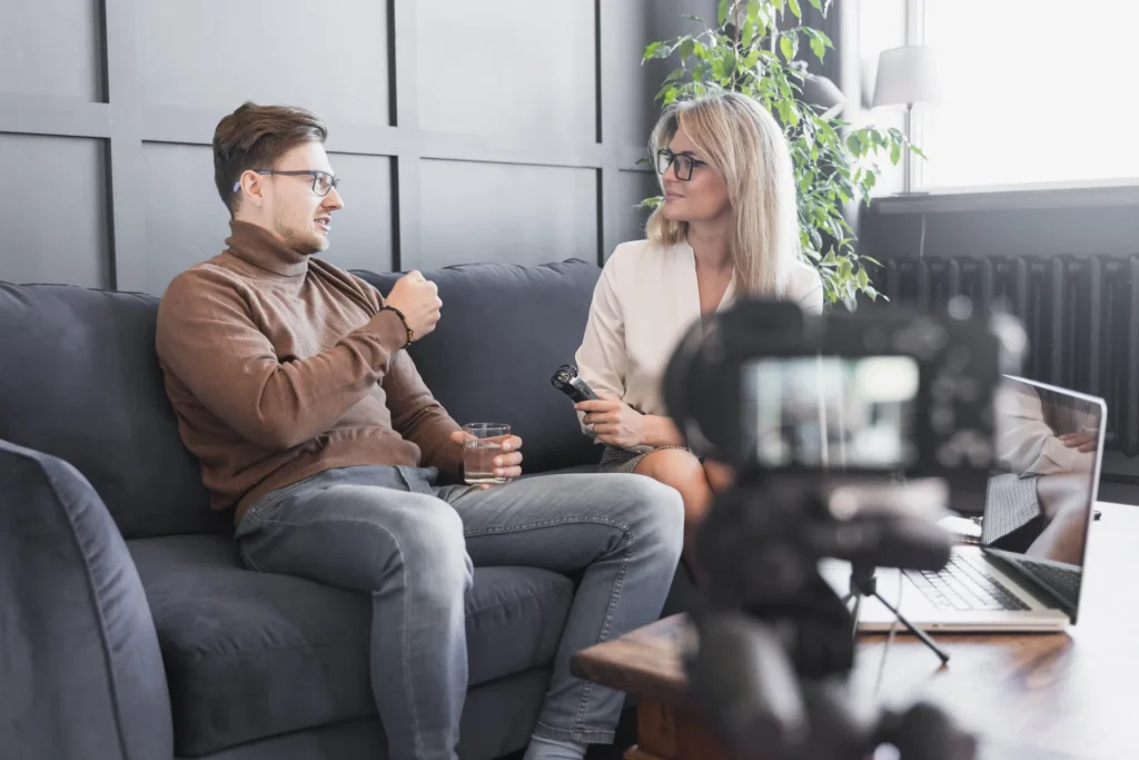 Entrevista conversada en sillones