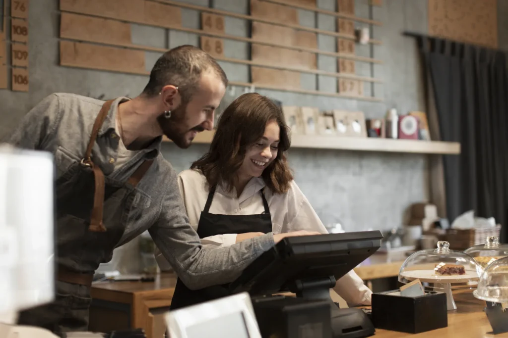 Equipo de emprendimiento revisando trabajo en computador