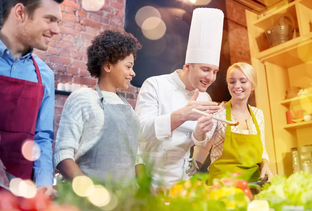 Equipo de trabajo en producción gastronómica