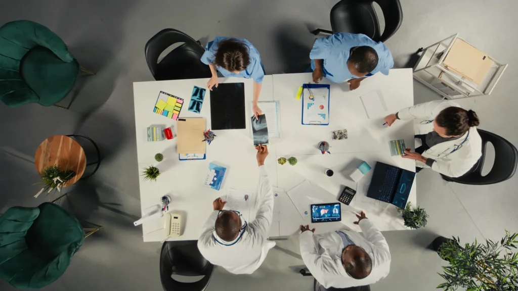 Equipo reunido alrededor de mesa de trabajo
