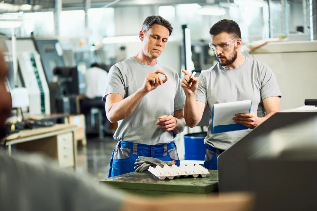 Equipo técnico revisando un proceso de producción