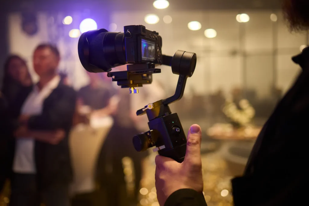 Operador con gimbal durante cobertura de evento