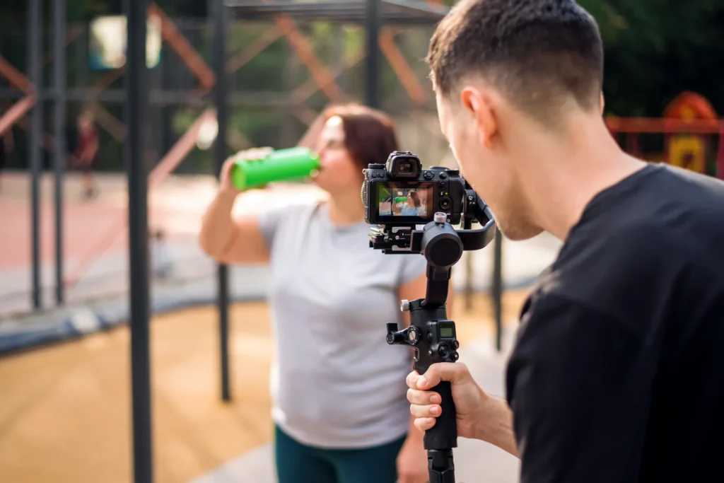 Operador grabando contenido deportivo con cámara estabilizada