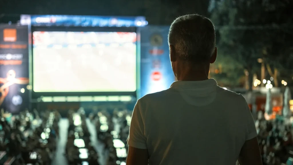 Pantalla y público durante espectáculo o evento