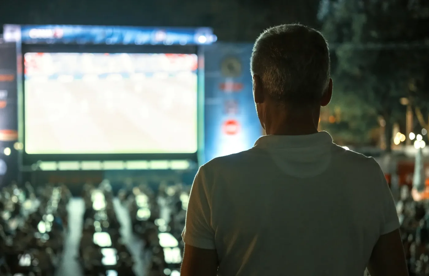Pantalla y público durante espectáculo o evento