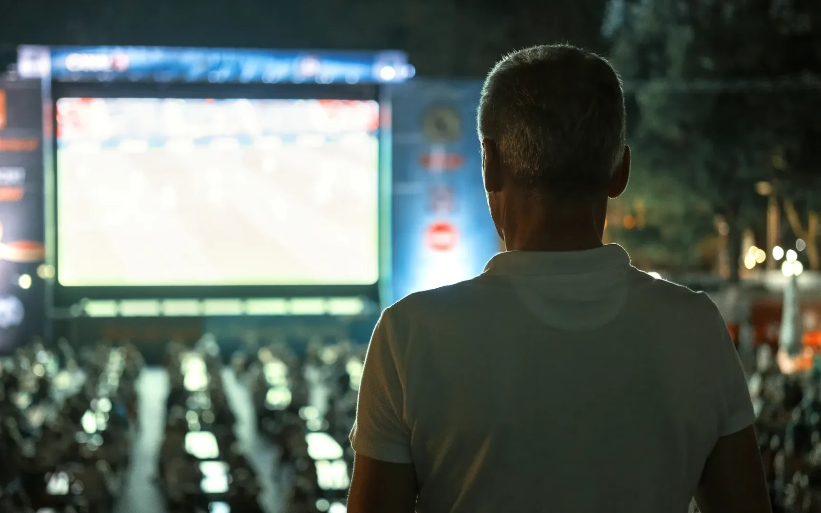 Pantalla y público durante espectáculo o evento