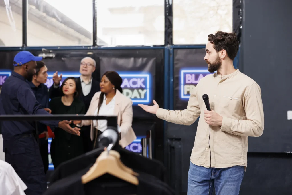 Presentador con micrófono en actividad de marca