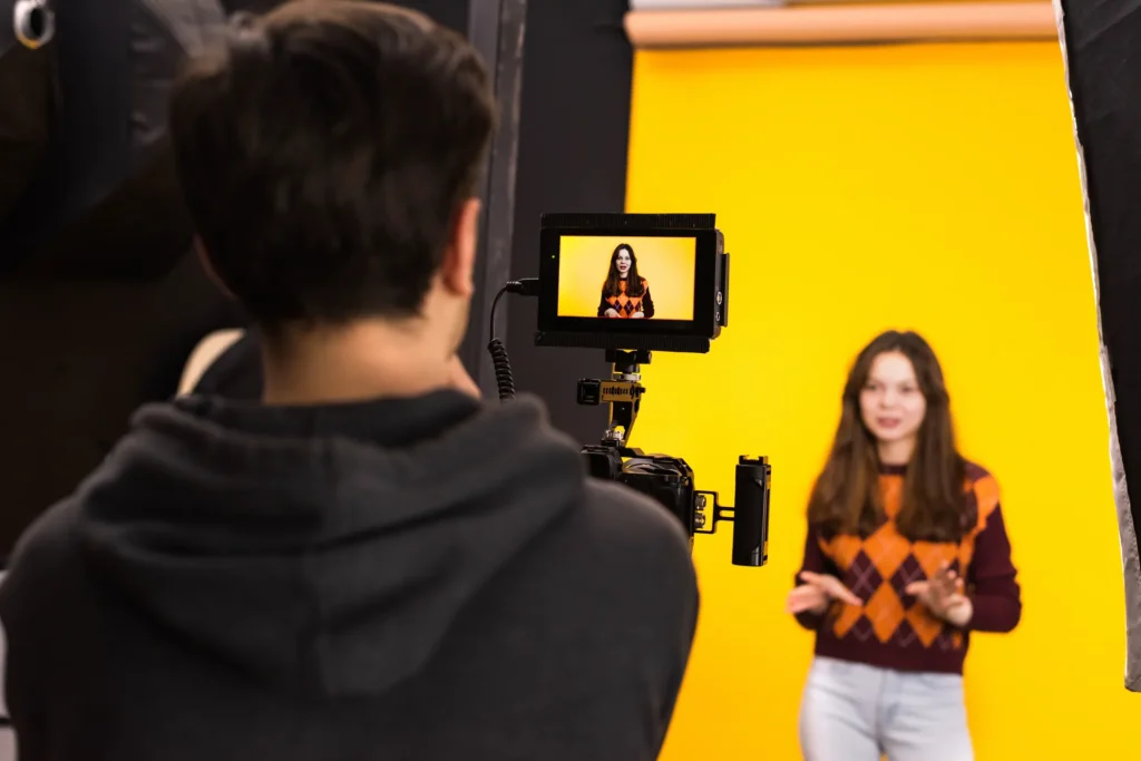 Presentadora grabando contenido frente a cámara