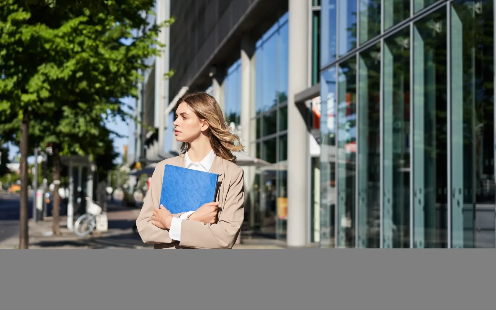 Profesional frente a edificio corporativo