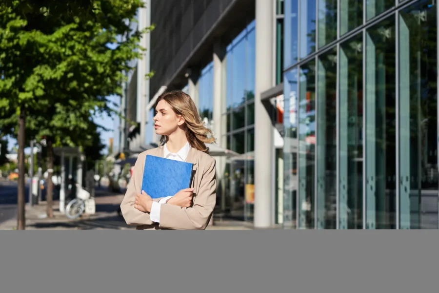 Profesional frente a edificio corporativo