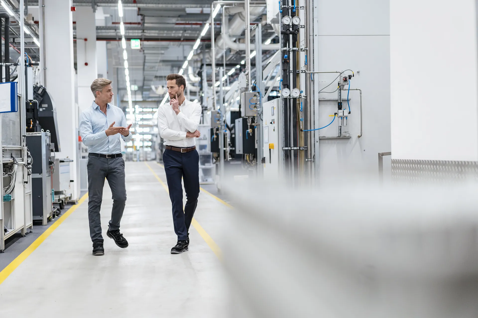 Profesionales recorriendo instalación industrial