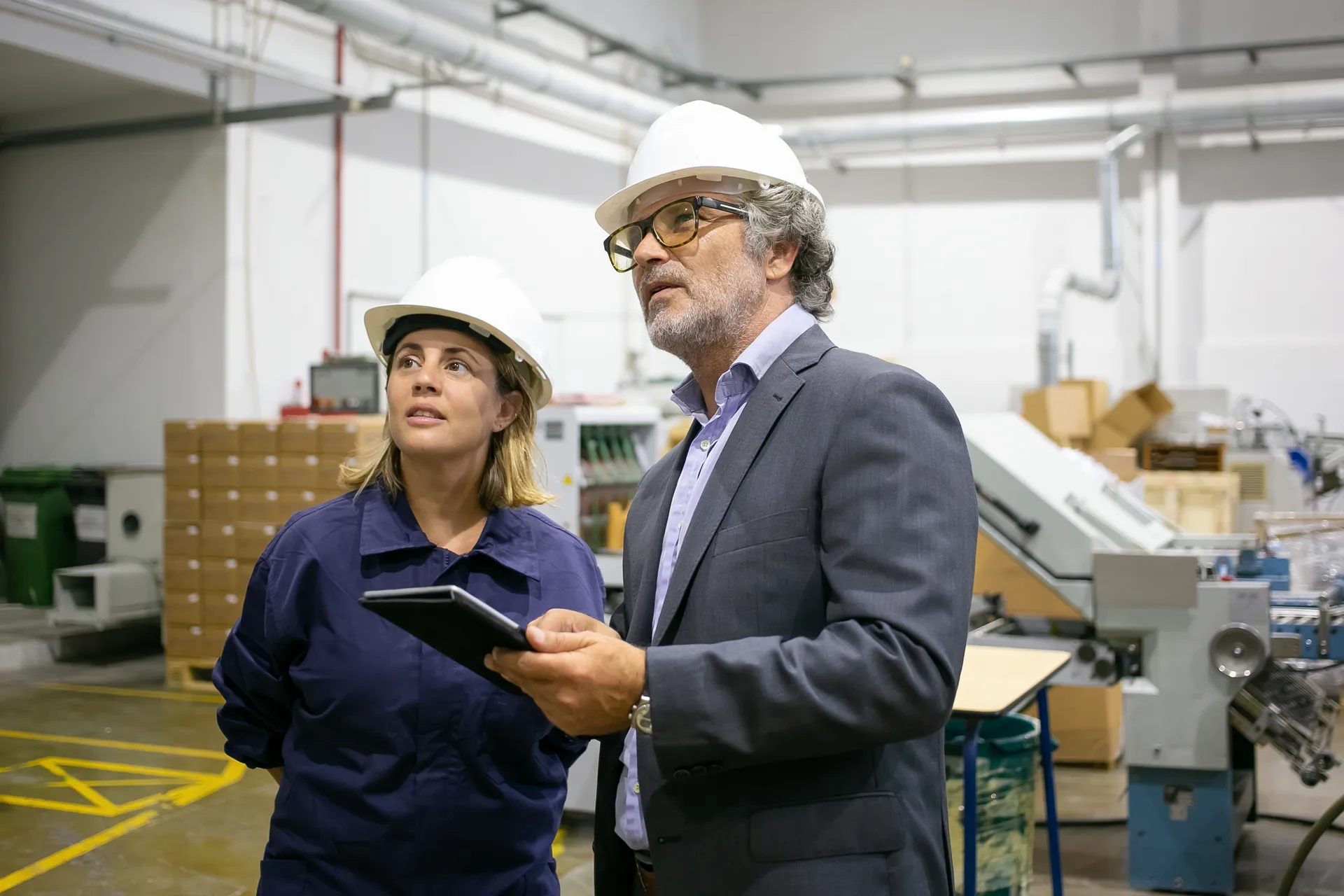 Profesionales recorriendo una planta industrial