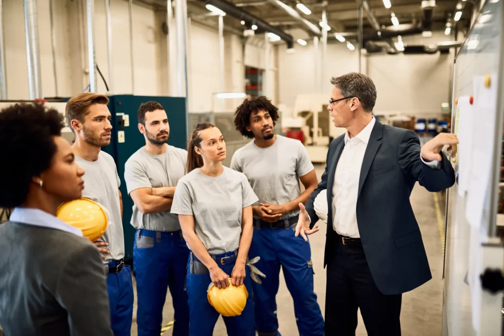 Supervisor explicando procesos a equipo de planta