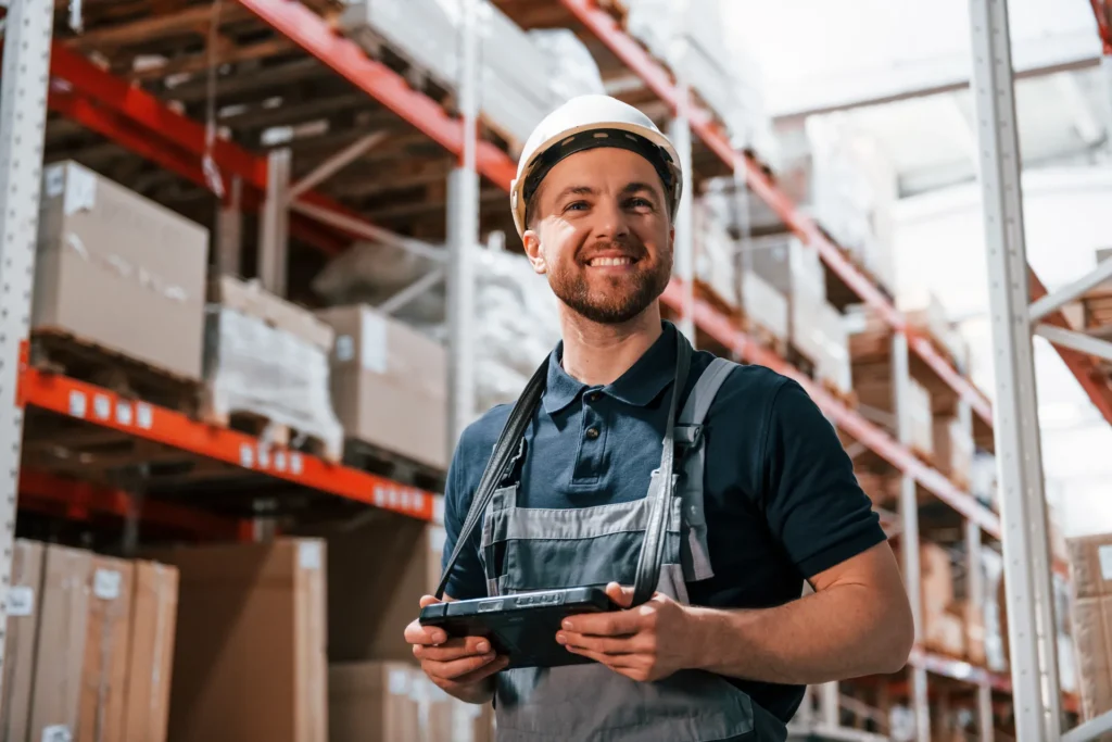 Trabajador de bodega utilizando dispositivo móvil
