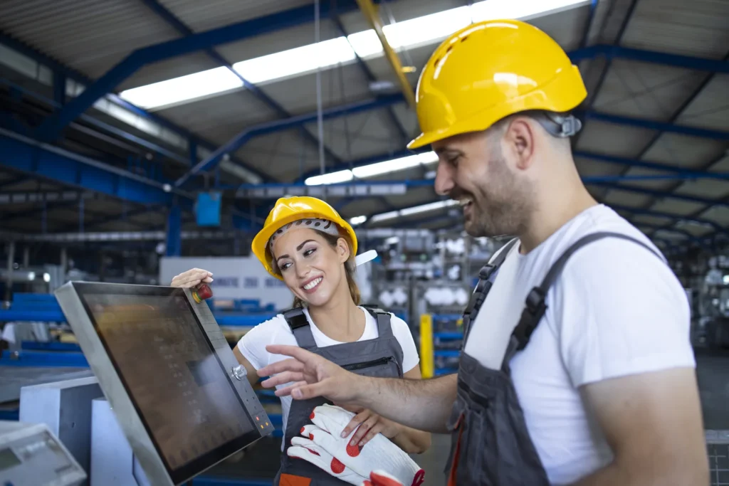 Trabajadores de planta revisando información en computador